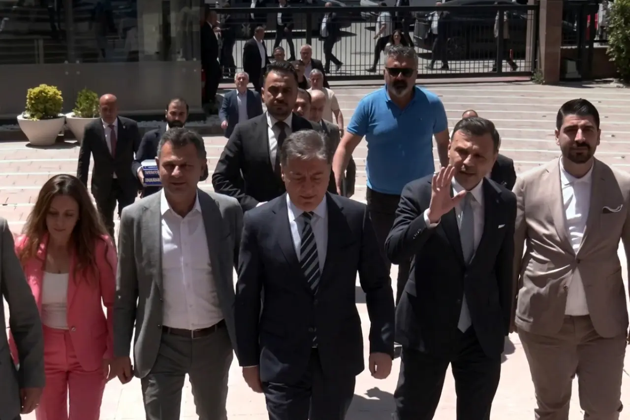 Olağanüstü kurultay için toplanan imzalar CHP merkezinde