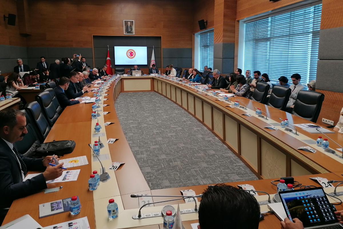 Öğretmenler darbedildi, partiler Meclis komisyonunu terk etti