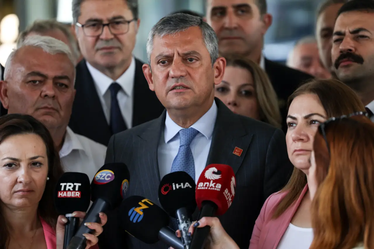 Özgür Özel'den 'demokrasi nöbeti' çağrısı: 'Tüm partililerimizi il başkanlıklarımıza davet ediyorum'