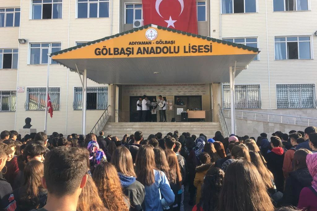 Usulsüzlüğü ortaya çıkaran öğretmen hedef oldu: Besni’ye sürgün edildi, odasına ‘engelli tuvaleti’ tabelası asıldı