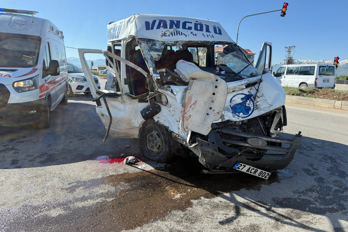 Hakkari’de minibüs ile kamyon çarpıştı: 2 kişi yaşamını yitirdi, 3 kişi yaralandı
