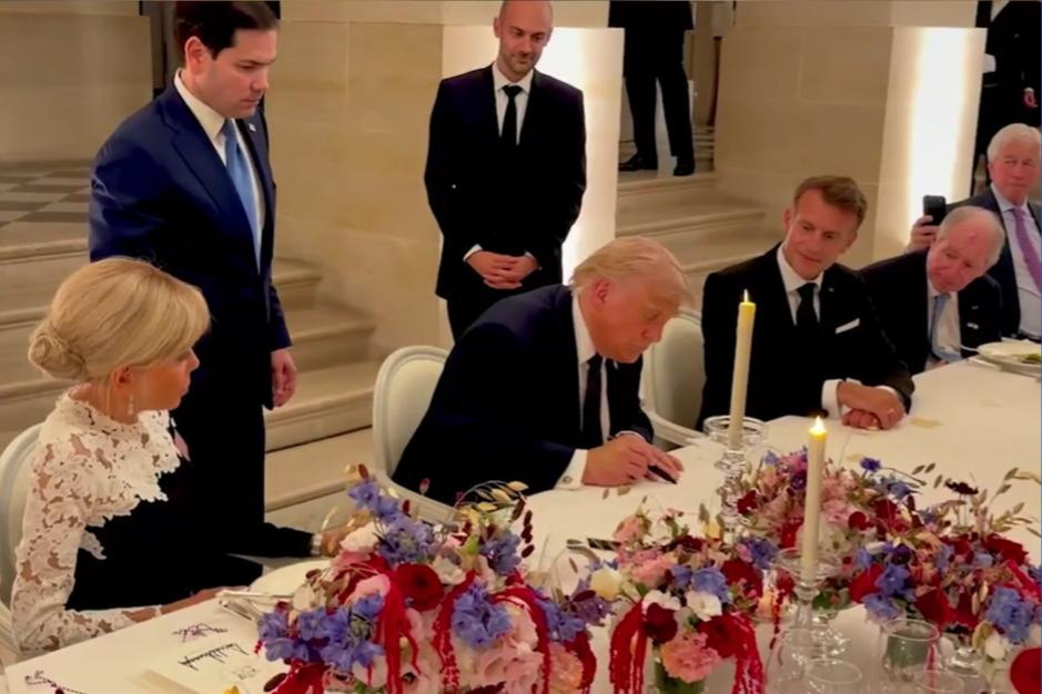 ABD Başkanı Trump, İran ile mutabakat zaptını Versay'da imzaladı