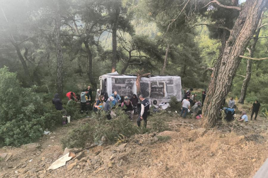 İzmir'de tarım işçilerini taşıyan midibüs devrildi; servis şoförü ve 21 işçi yaralandı