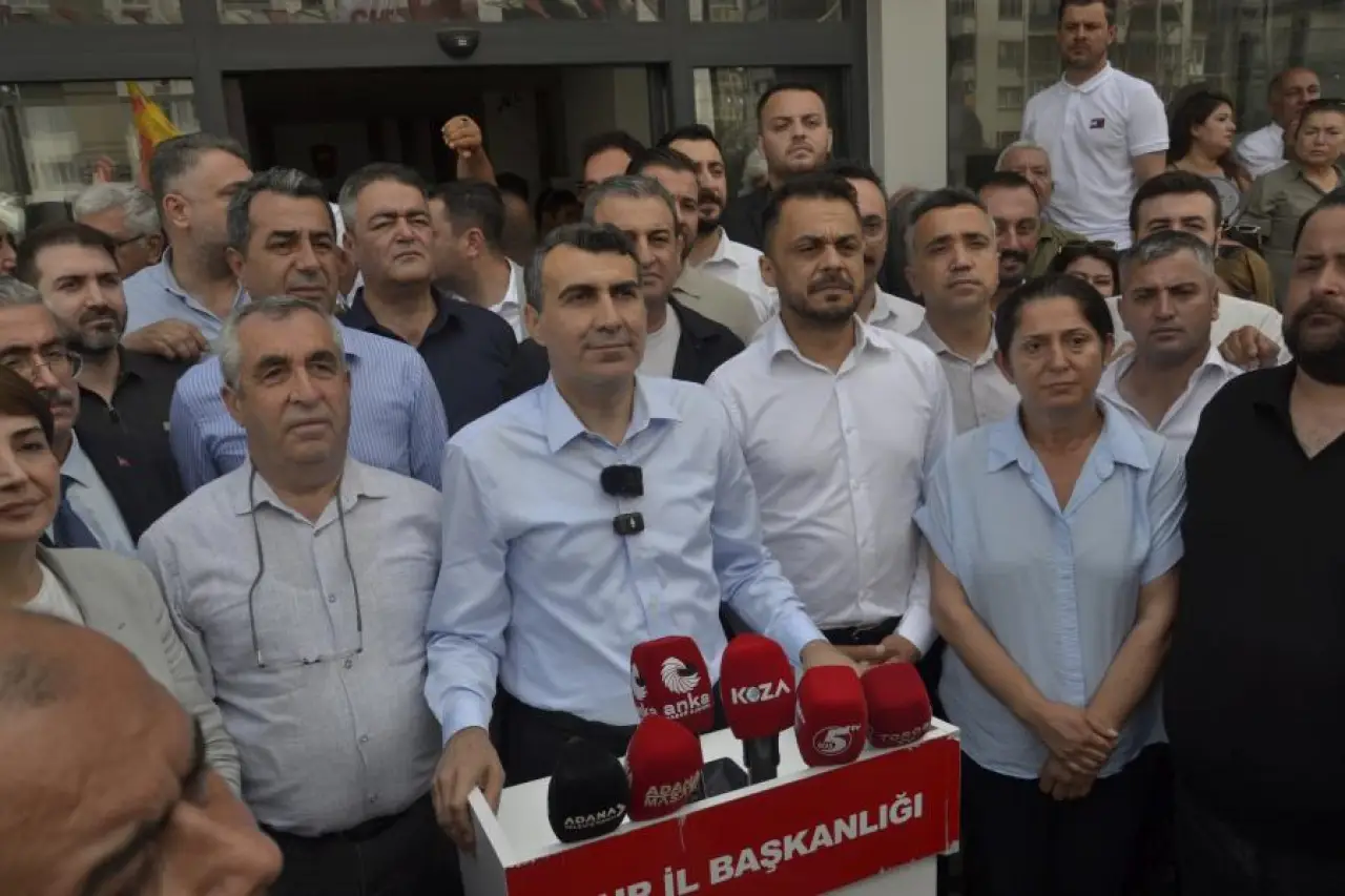 CHP'liler Adana İl Binası önünde iradesine sahip çıkıyor: 'Bu mücadele parti içi değil, demokrasi mücadelesidir'