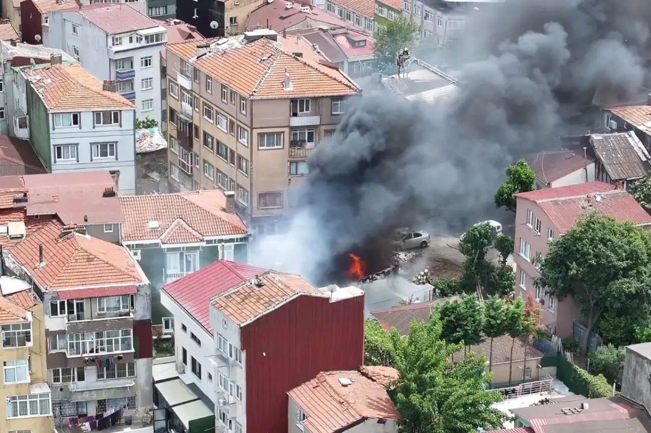 Fatih'te binadaki yangın araçlara sıçradı