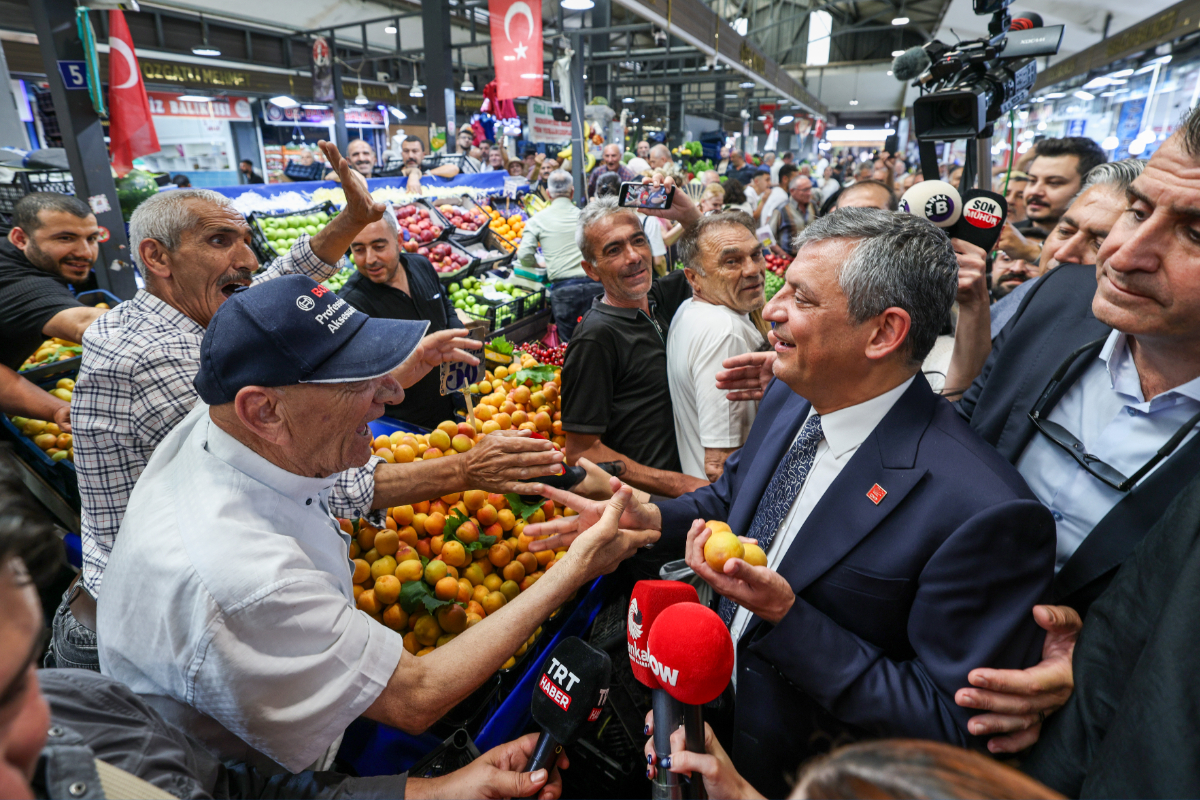 Özgür Özel, Ulus esnafını ziyaret etti: 'Sokağa çıkabilen bir genel başkan var'