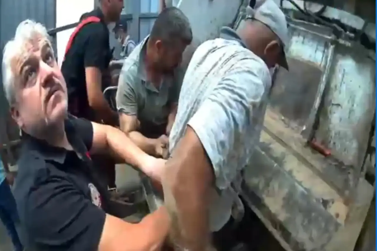 Mersin'de belediye işçisi çöp kamyonuna sıkıştı