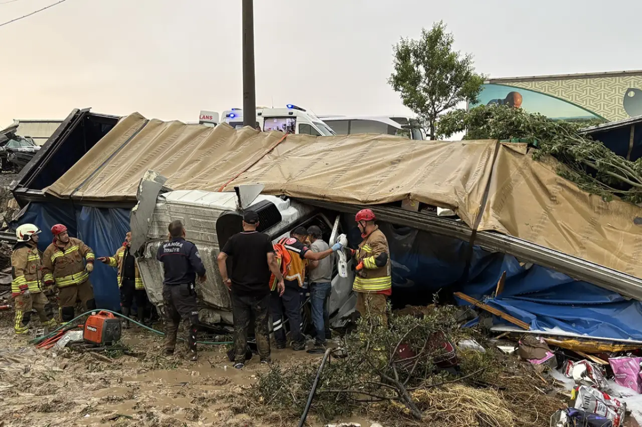 Manisa'da yağışlı yol can aldı: Zincirleme kazada 2 ölü, 4 yaralı