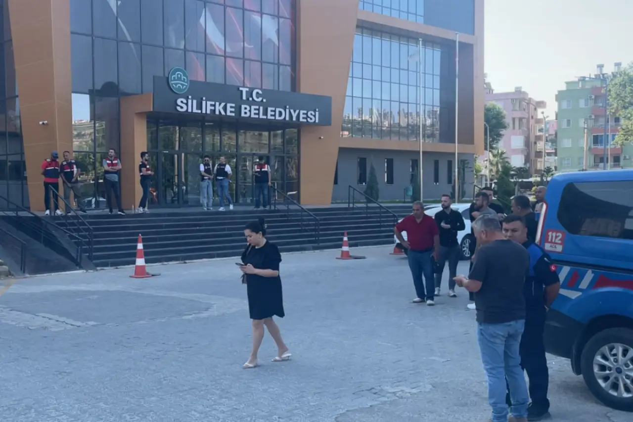 Silifke Belediyesine operasyon: Belediye Başkanı Mustafa Turgut gözaltına alındı