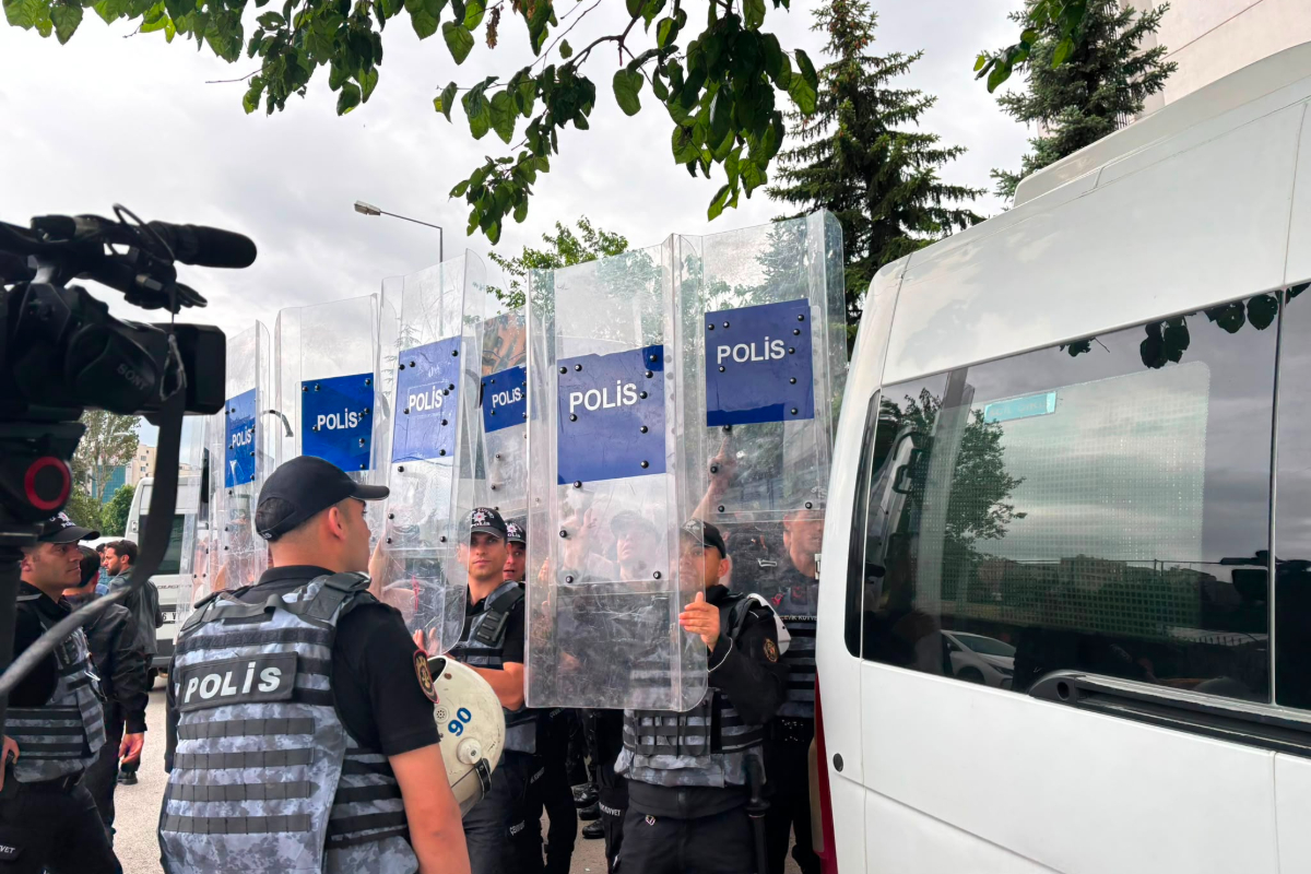 Öğretmenlere tekrar polis müdahalesi: Gözaltına aldılar, gazeteciler görüntü almasın diye duvar ördüler