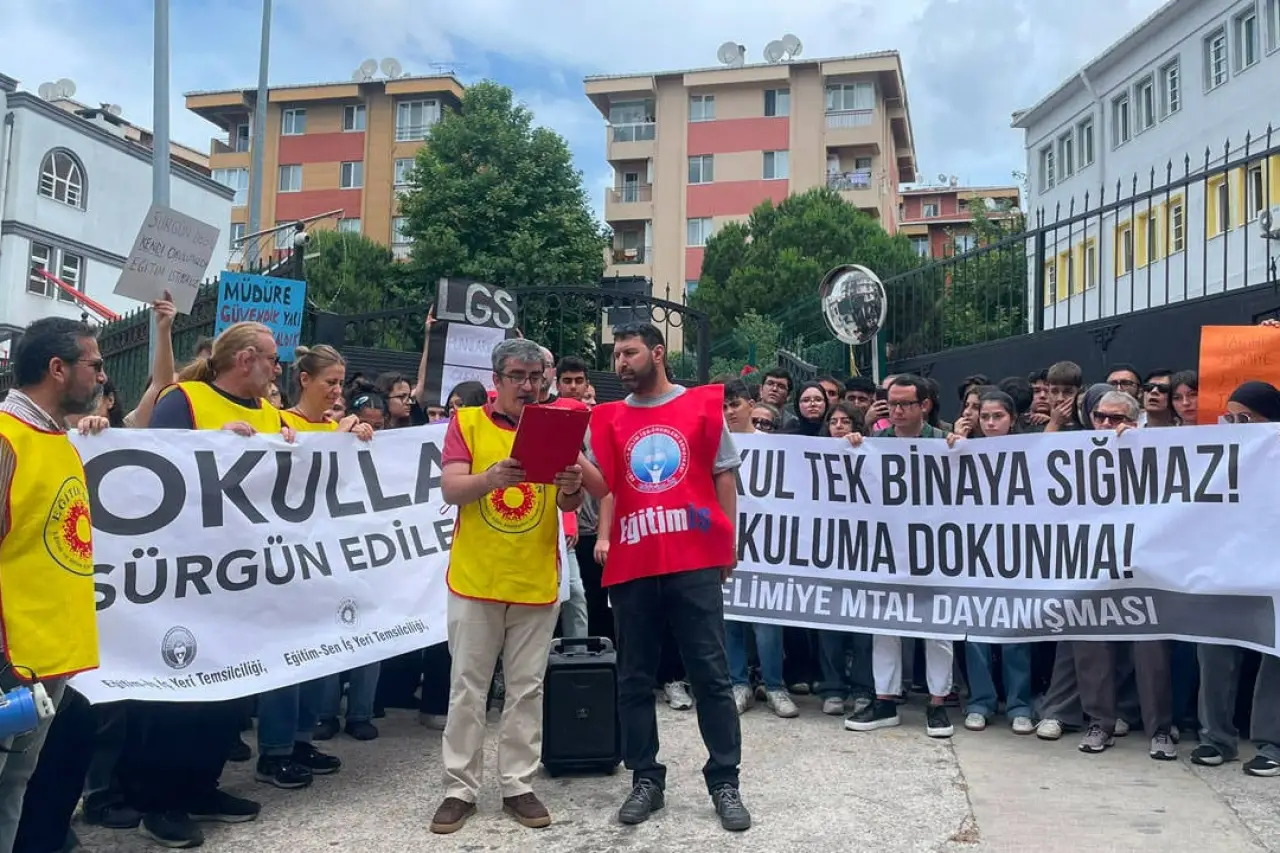 Üsküdar'da okulların birleştirilmesi protesto edildi: 'Okulumuza dokunmanıza izin vermeyiz'