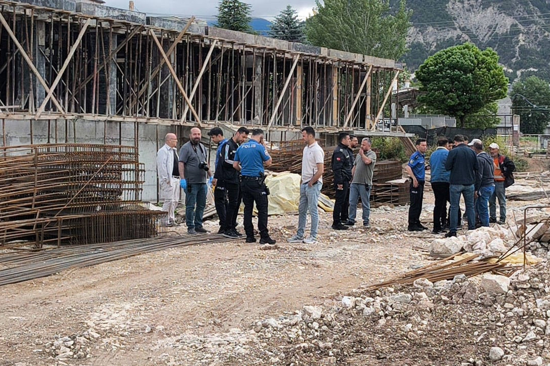 Kütahya'da inşaat iskelesi devrildi: 4 işçi yaralandı