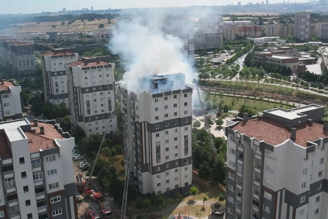 Küçükçekmece'de 11 katlı binada çıkan yangın söndürüldü; 10 kişi hastaneye kaldırıldı