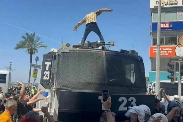 İzmir’de TOMA’ya çıkan Deniz Yolçu tahliye edildi