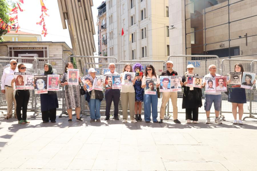 Cumartesi Anneleri’nin 1108’inci hafta eylemi: 32 yıl önce katledilen Murat Aslan için adalet istendi