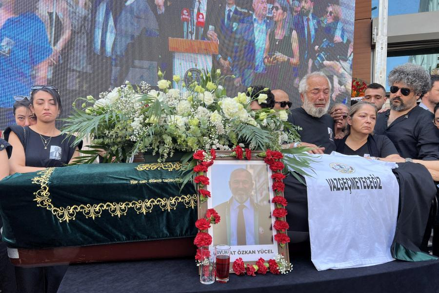 İzmir Barosu eski Başkanı Özkan Yücel son yolculuğuna uğurlandı: 'Onurlu bir yaşam ve gururla anılacak bir mücadele bıraktı'