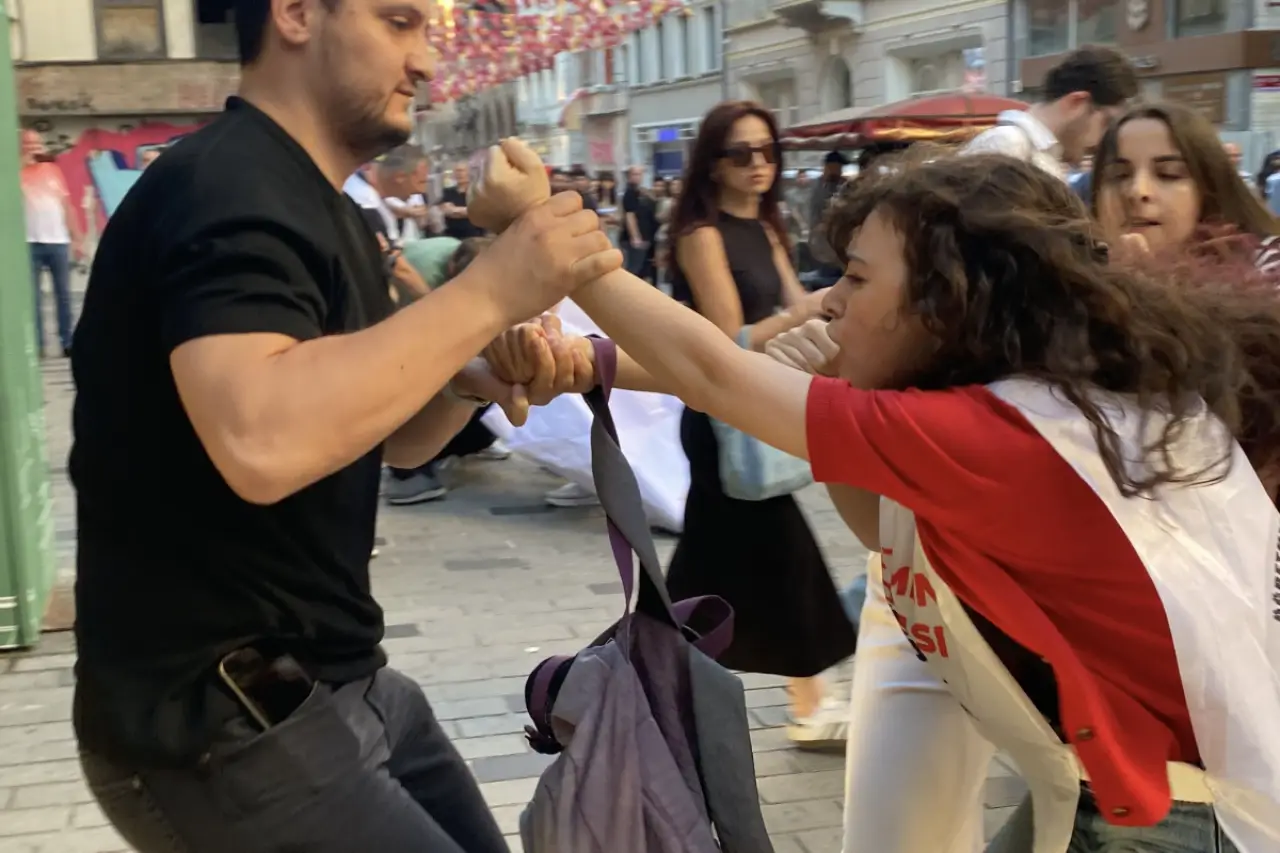 İstanbul’da öğretmenler darbedilerek gözaltına alındı