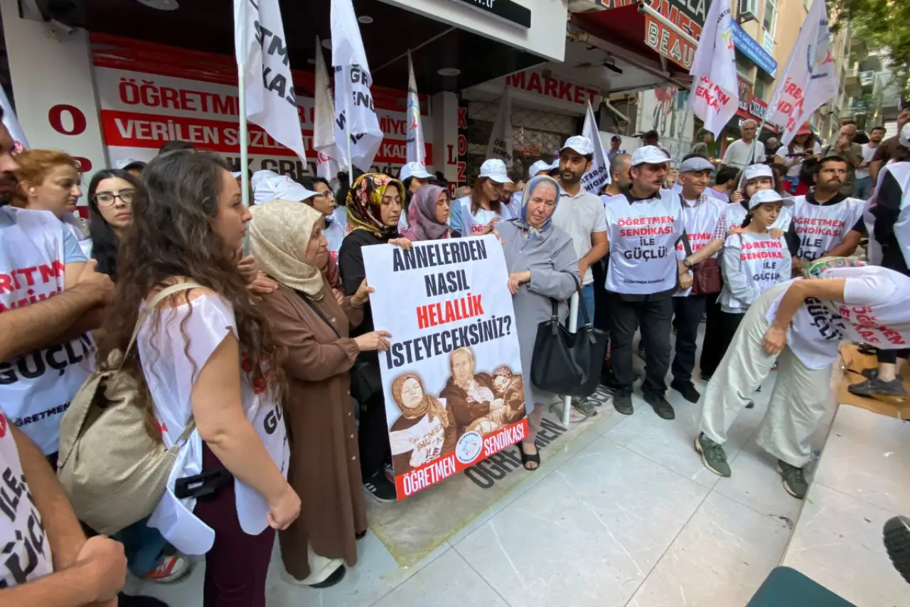 Ankara'da hakları için direnen öğretmenlere müdahale: Madenci Anıtı'na yürümelerine izin verilmiyor