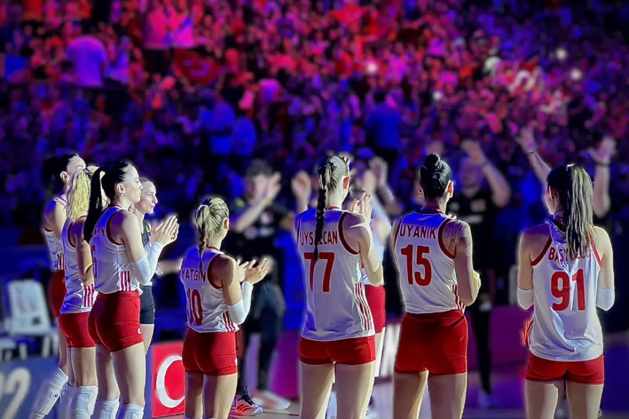 A Milli Kadın Voleybol Takımı Ankara’da 4’te 4 yaptı: Türkiye, Çin’i 3-2 yendi