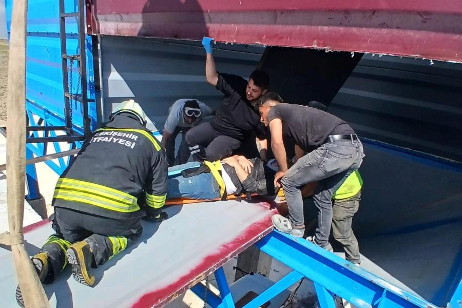 Eskişehir'de iş kazası: Taş kırma kuyusuna düşen 2 işçi yaralandı
