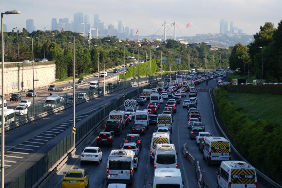İstanbul'da haftanın ilk iş gününde trafik yoğunluğu yaşanıyor: Kent genelihde yüzde 67 ölçüldü