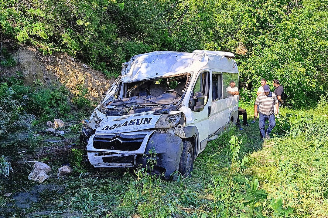 Burdur'da tarım işçilerini taşıyan minibüs devrildi: 8 kişi yaralandı