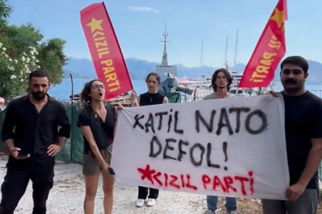 Marmaris'te demir atan NATO gemisine karşı eylem düzenleyen Kızıl Parti üyesi 4 kişi gözaltına alındı