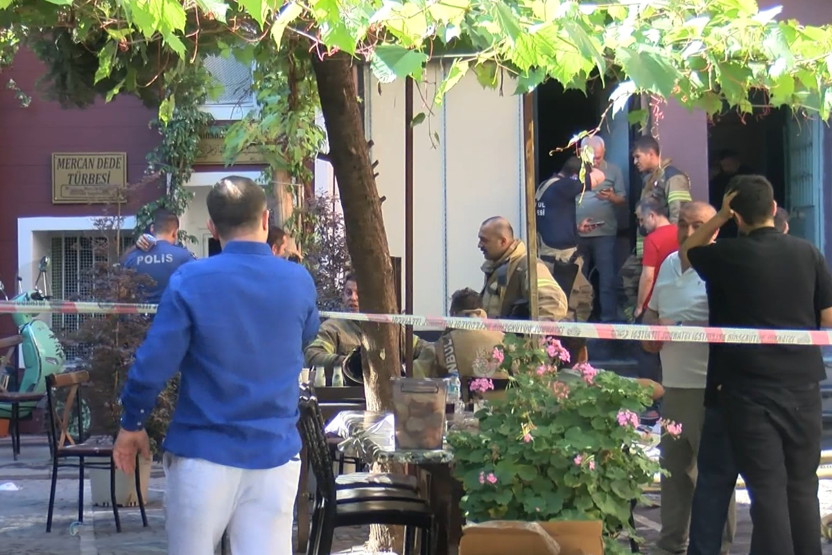 Fatih'te tekstil deposunda yangın: 2 kişi hastaneye kaldırıldı