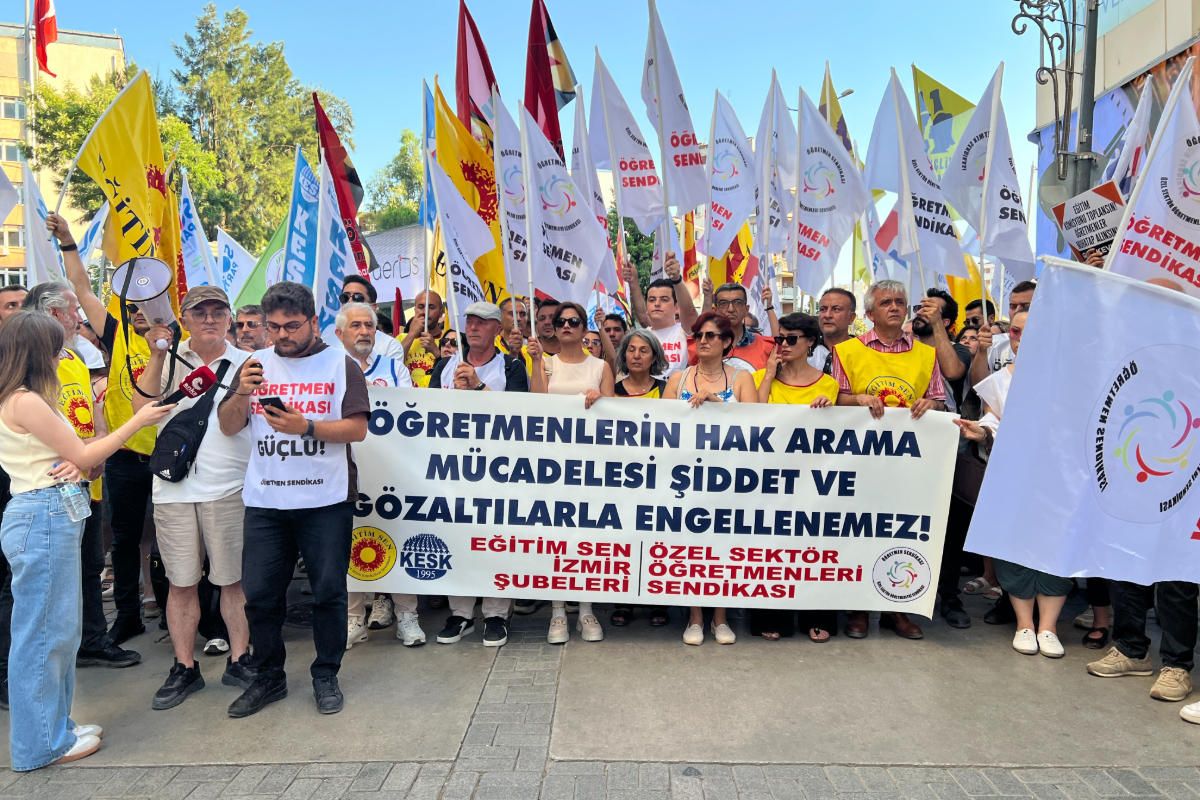 Öğretmenlerden İzmir'de dayanışma eylemi: 'Taleplerimiz lütuf değil, haktır'