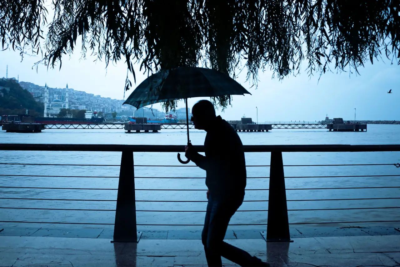 Batıda yaz güneşi, doğuda sert hava: Hangi illerde yağış ve toz taşınımı bekleniyor?