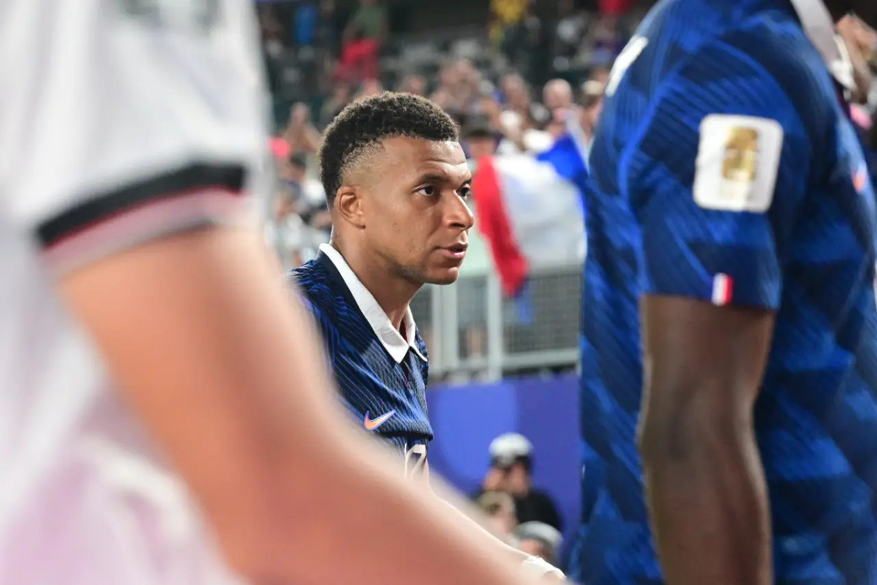 Yağış nedeniyle iki saat geciken maçta Irak'ı 3-0 yendiler: Mbappe, Fransa tarihinin en golcü futbolcusu oldu