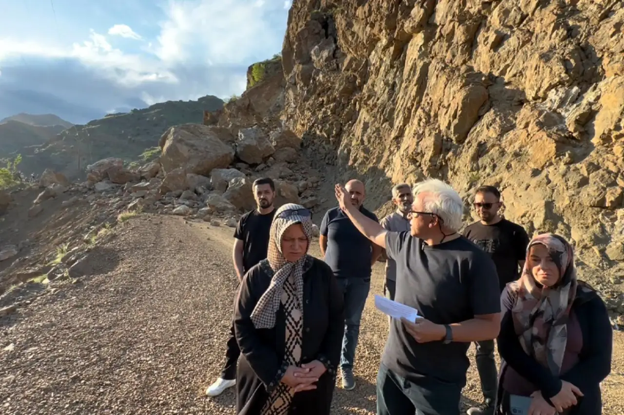 Heyelandan yol kapandı, mahalleli tepki gösterdi