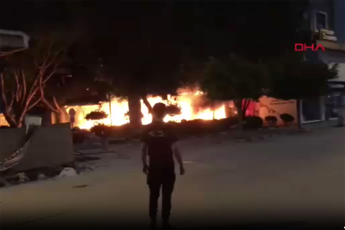 Hatay'da Boyacılar Çarşısı'nda yangın: 10 iş yeri zarar gördü