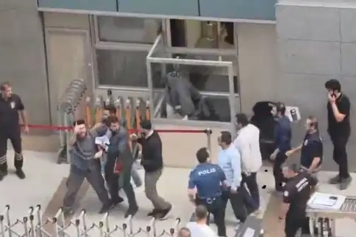 LeMan'a saldırı davasında arbede: Saldırgan grup adliyede tekbir getirdi