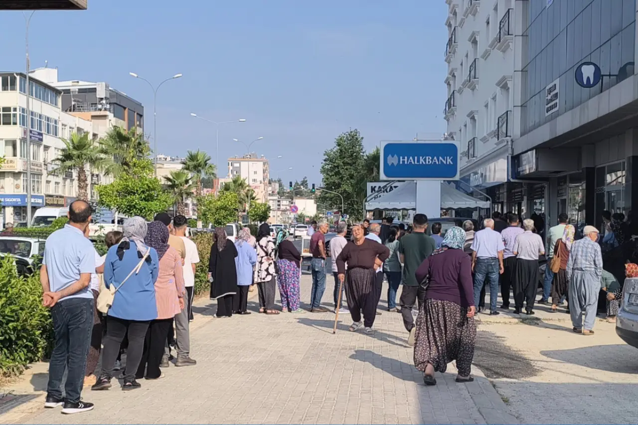 Osmaniye'de 'Aile Kart' kuyruğu: 'Sabah 4'te 94 yaşındaki annem için geldim'