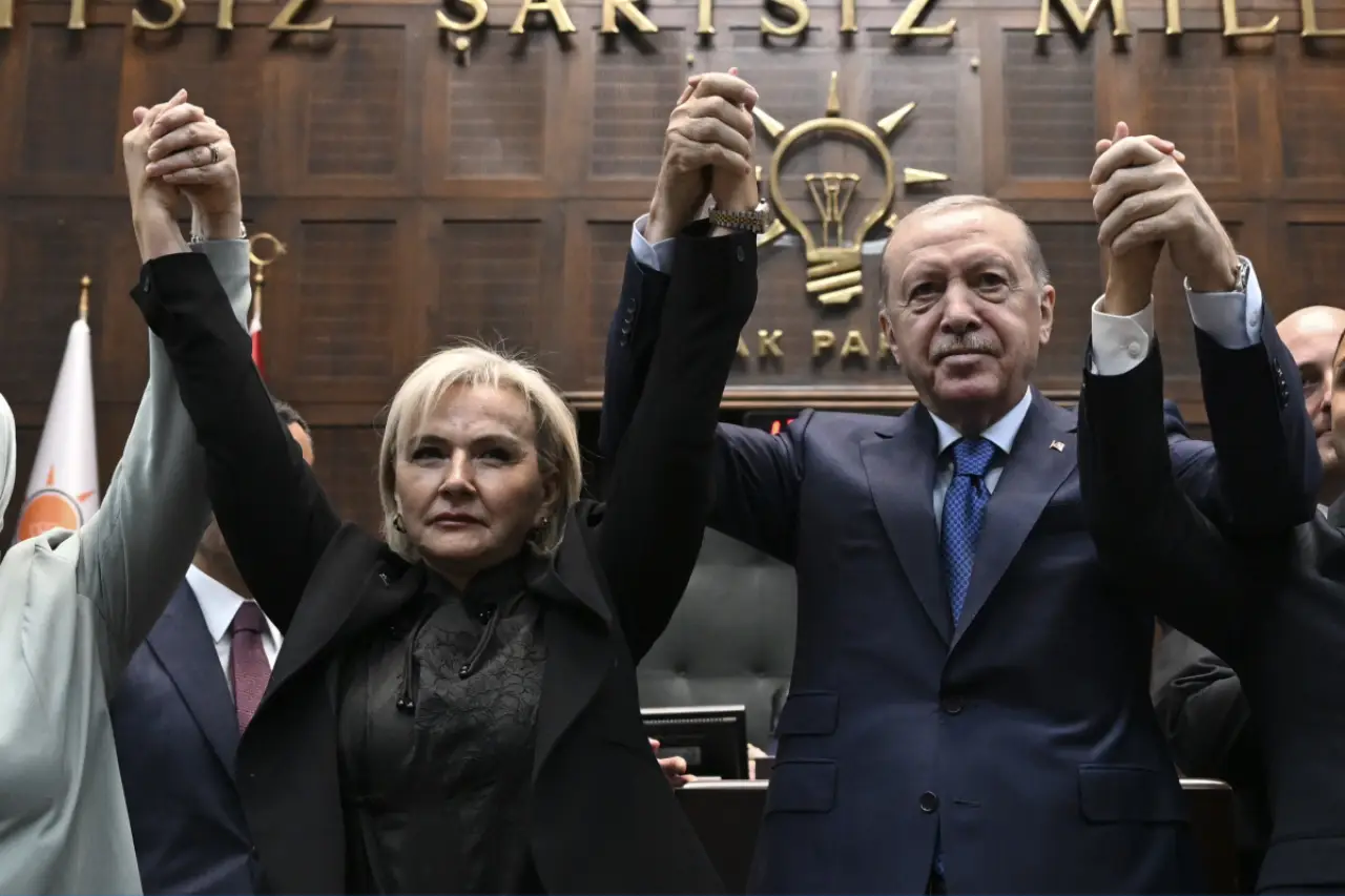 CHP’den AKP’ye geçen Nimet Özdemir 'Mecbur kaldım' demiş