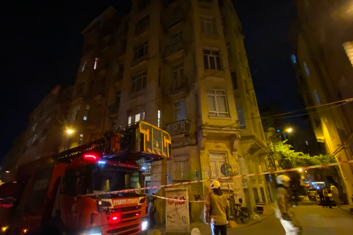 Beyoğlu’da bir binada çökme meydana geldi