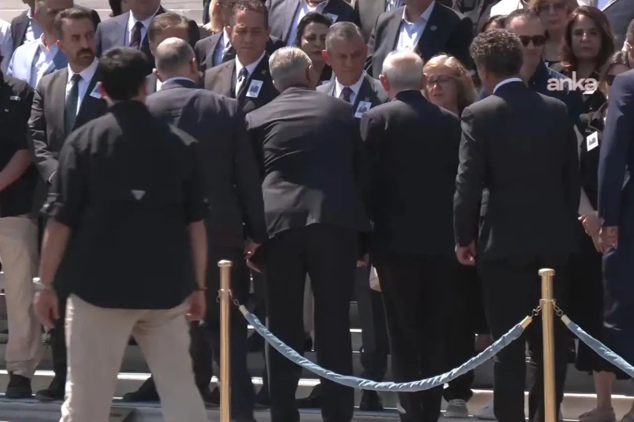 Kılıçdaroğlu ile Özgür Özel cenazede buluştu