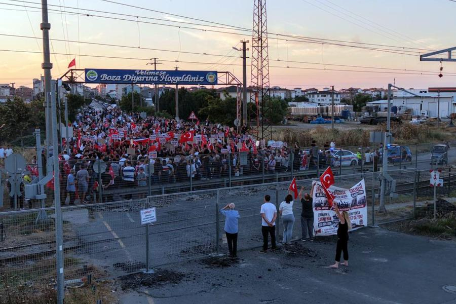 7 kişinin öldüğü kazadan 4 yıl 9 ay sonra hemzemin geçit kapatılmıştı: Mahalleli yaptığı eylemle katlı kavşak talep etti