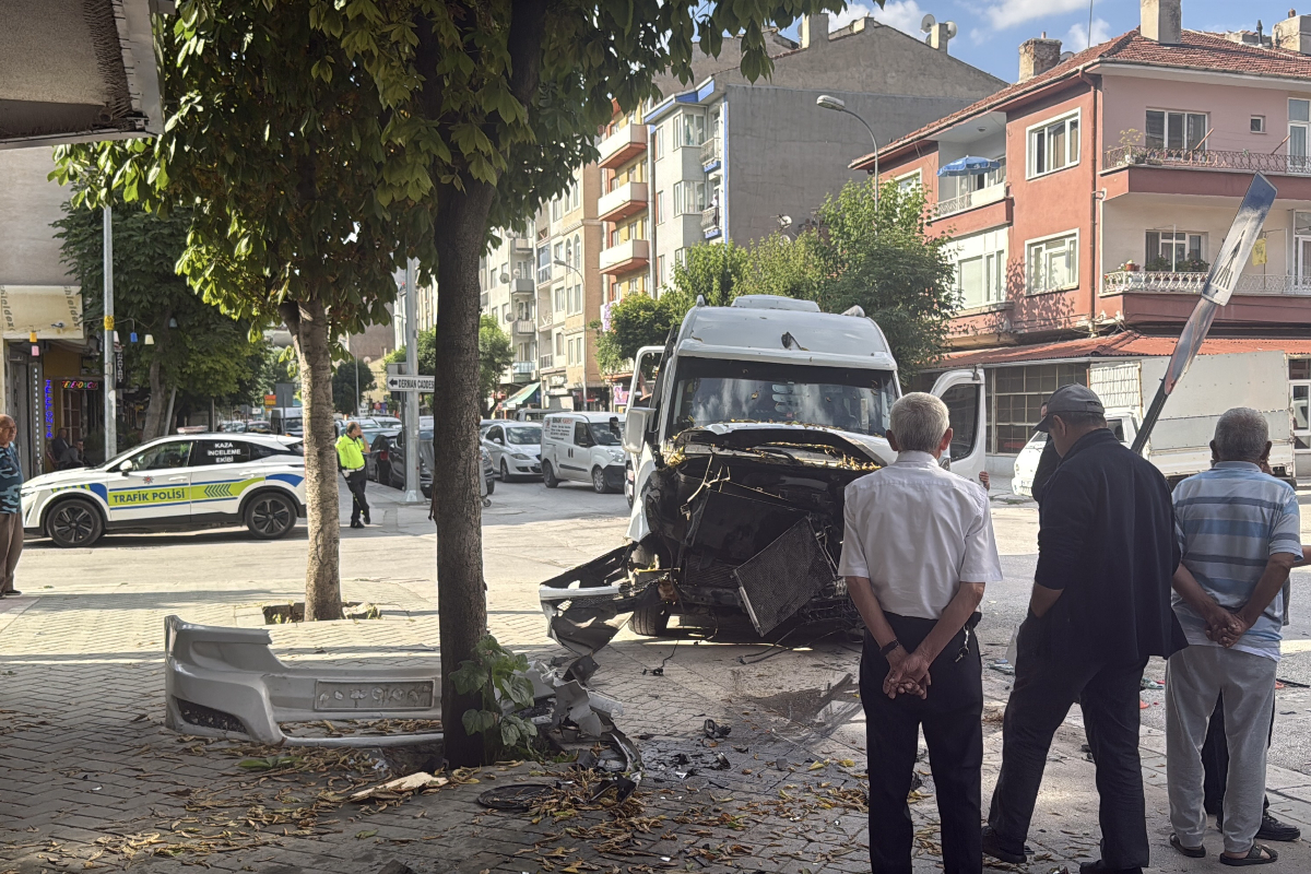 İşçi servisi ile ticari araç çarpıştı, dokuz kişi yaralandı