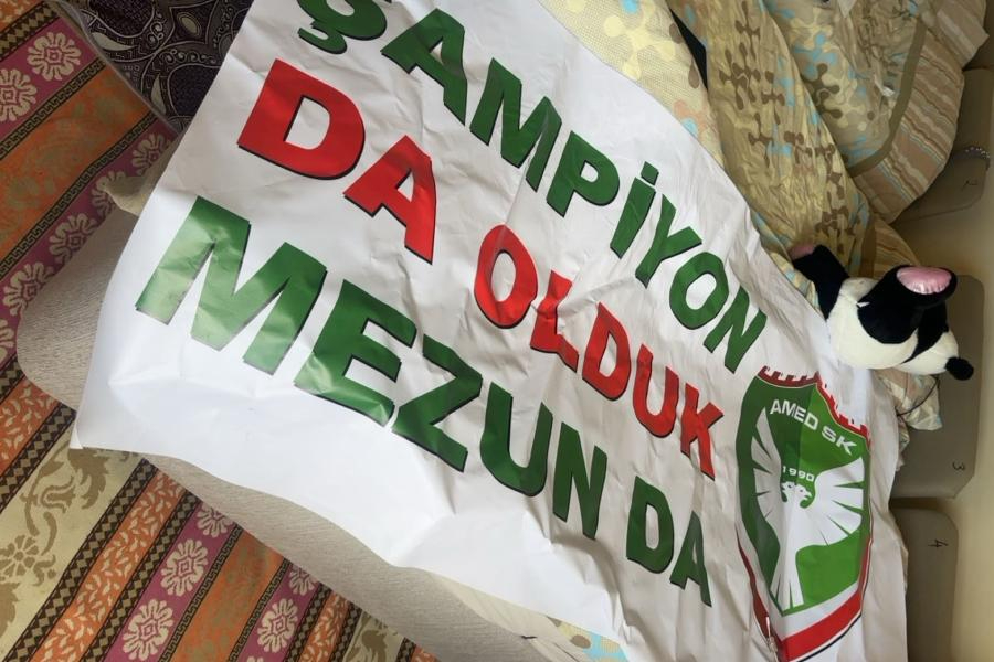 Mezuniyet töreninde Amedspor pankartına saldırı