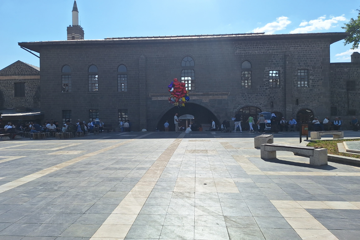 Özgür Özel’in Diyarbakır ziyareti sokakta nasıl karşılanıyor?: Ulu Cami’nin gölgesinde samimiyet sınavı