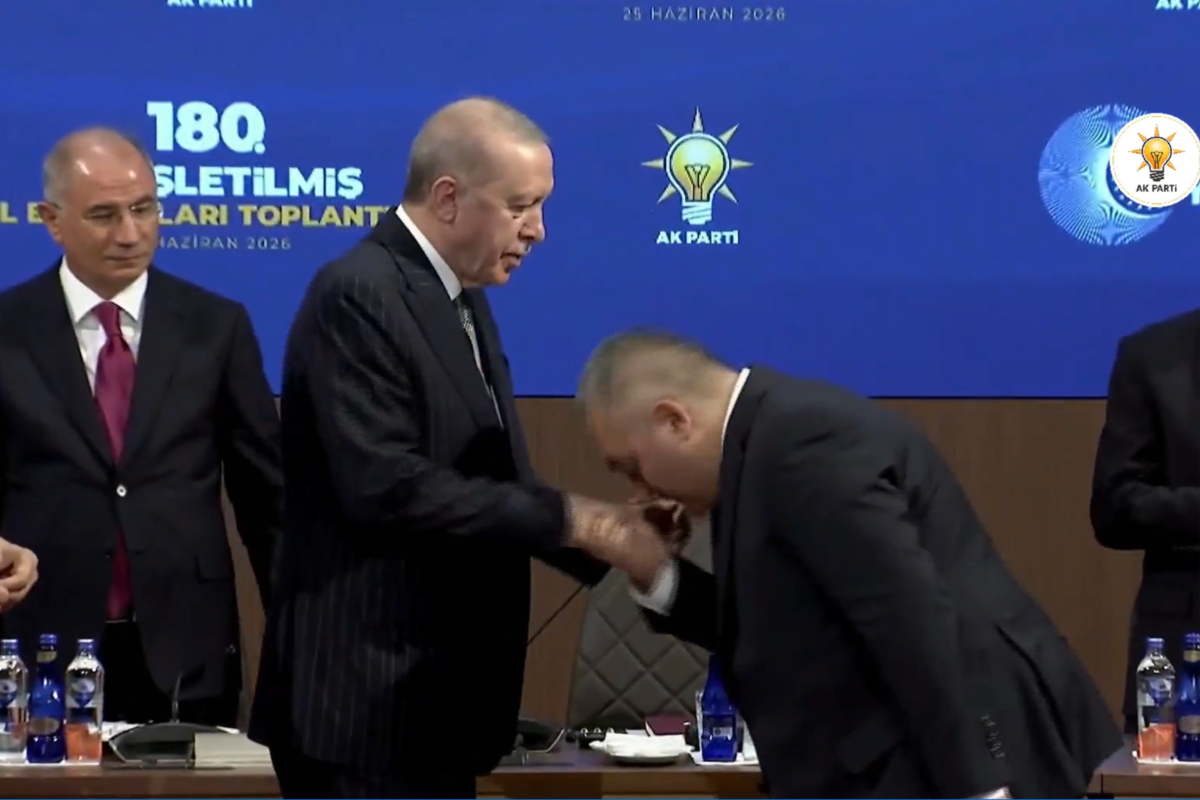 İki belediye başkanına AKP rozeti takıldı: Erdoğan'dan 'Huzurlu siyasetin adresi AK Parti' mesajı