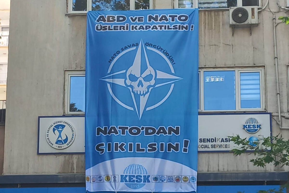 SES Genel Merkezinden asılan NATO karşıtı pankarta polis müdahalesi