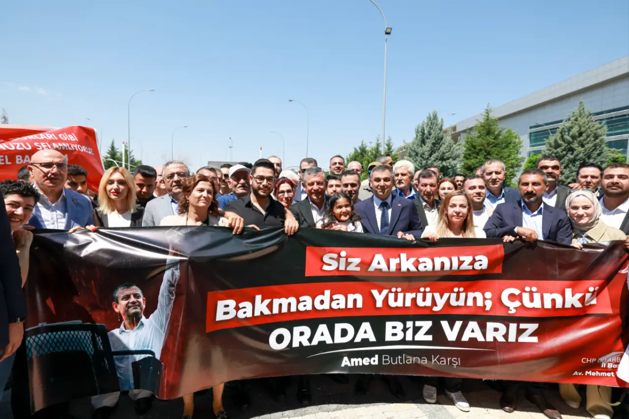 Özgür Özel'e Diyarbakır'da coşkulu karşılama: 'Amed butlana karşı'