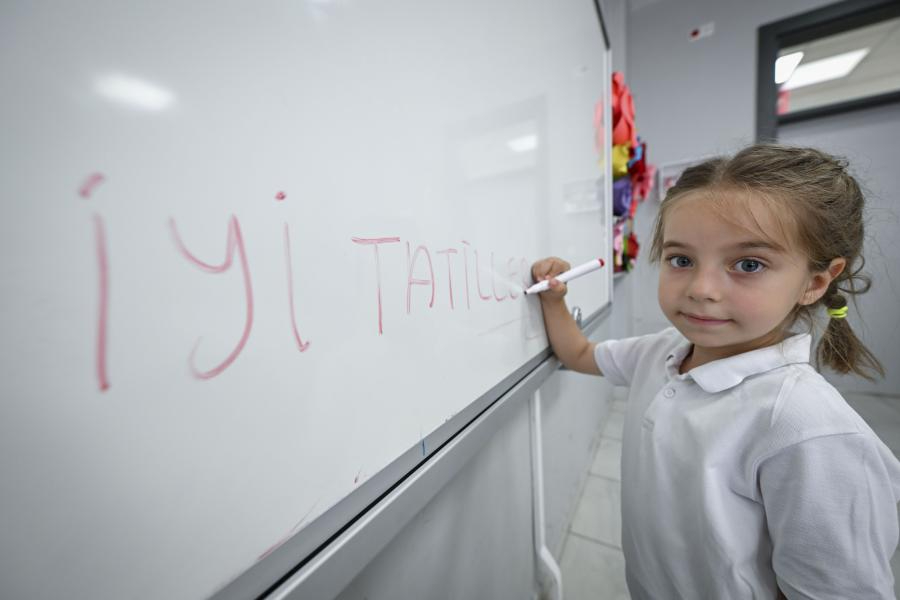 Yaklaşık 18 milyon öğrenci karnelerini alarak yaz tatiline girdi. İlk ders zili 14 Eylül'de çalacak