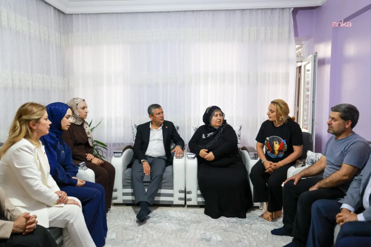Özgür Özel, Rojin Kabaiş’in ailesini ziyaret etti