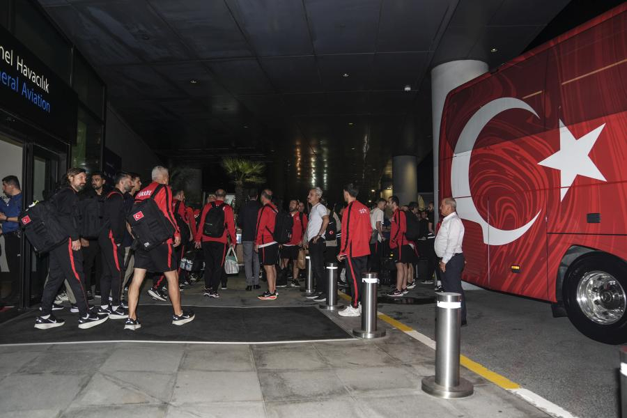 Dünya Kupası'na veda eden A Milli Futbol Takımı Türkiye'ye döndü