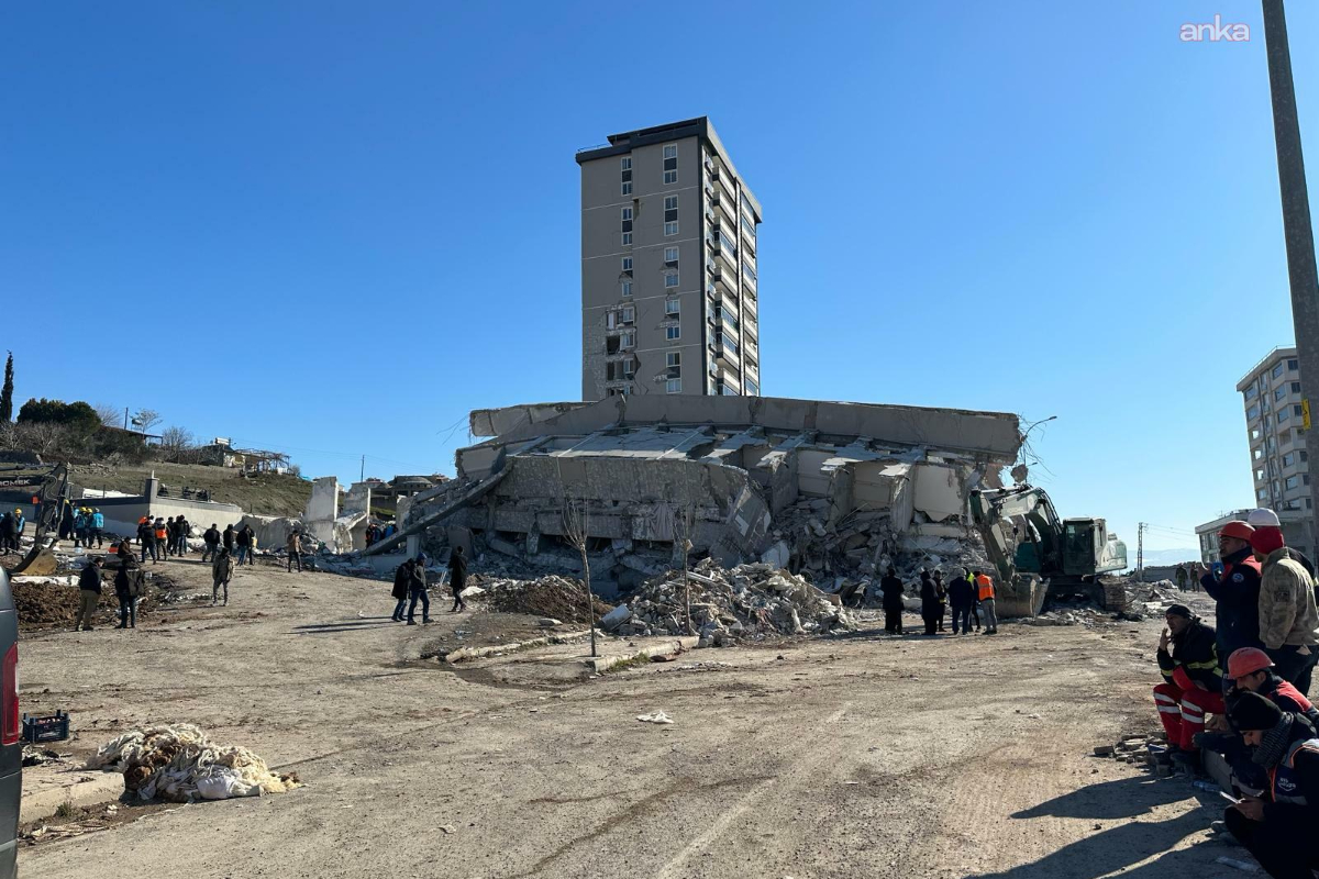 Depremde 42 kişiye mezar olan Bad-ı Saba Konutları'na ilişkin 2 kamu görevlisine dava açıldı