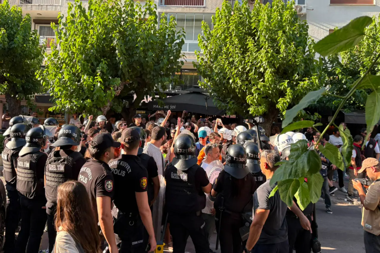 İzmir'de Onur Yürüyüşü'ne polis müdahalesi: En az 36 kişi gözaltına alındı